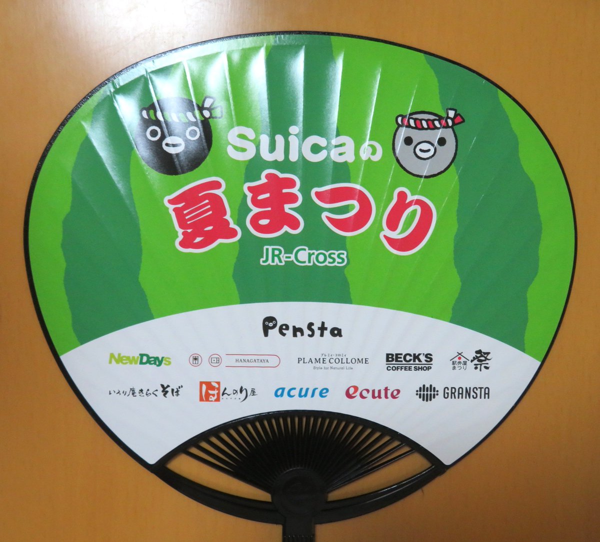 pingu651's tweet image. Suicaの夏まつり Suicaのペンギンうちわ全3種
明日最終日のイラストはランダムで配布
画像4枚目裏面イラスト共通