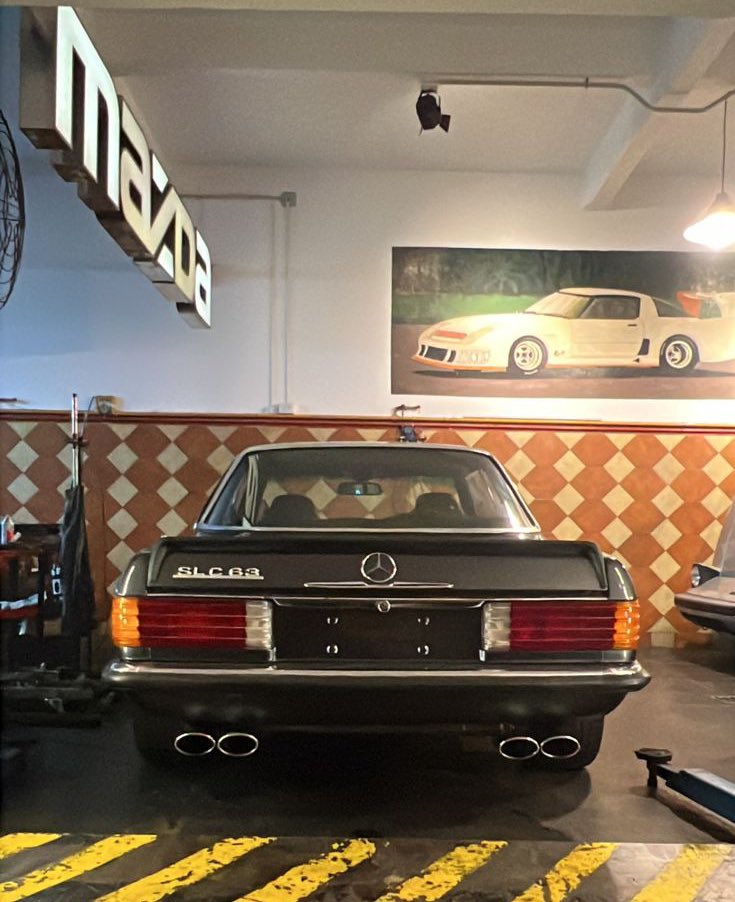 nicoschenquer's tweet image. Esto es en Argentina 🥹
Le clavaron un 6.3 de un C63 a una SLC. 
Es emocionante lo bien hecho que está!
Genios absolutos los Rotary Brothers!