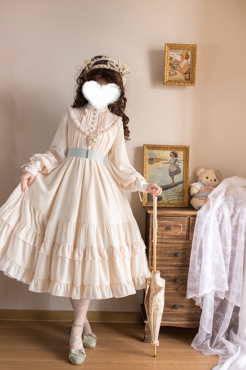 ManusxMachina's tweet image. 生成のお嬢様のクラシカルワンピース 
manus-machina.com/collections/li… 
ゆったりとした優雅なシルエット。胸元に華やかなフリルを装飾し、袖口に編み上げが装飾されたクラシカルなワンピース。大きめの襟が清純で気品溢れる印象を与えてくれる。ウエストリボンを結んで、華麗なる貴族のお嬢様に。