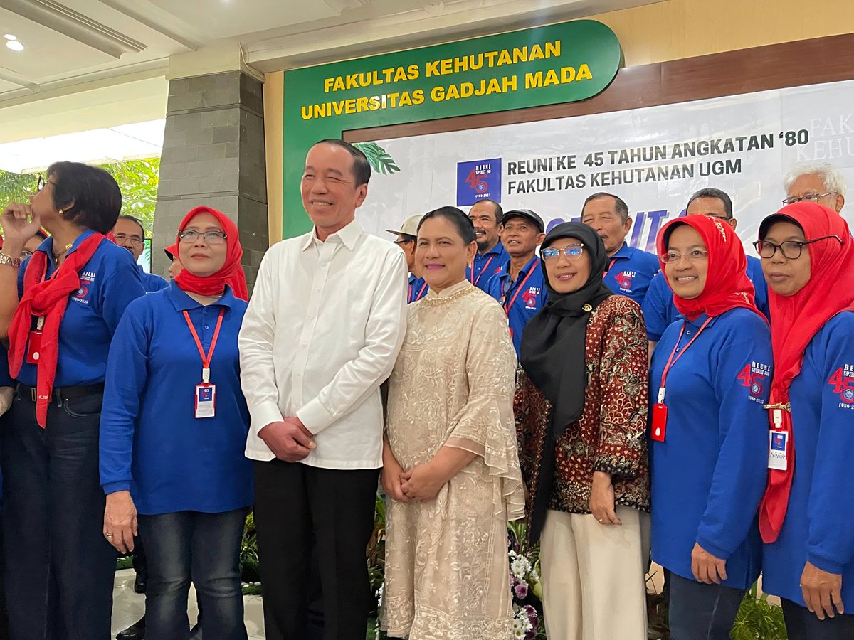 Senang sekali bisa hadir bersama Ibu Iriana dalam Reuni ke-45 Spirit 80 Fakultas Kehutanan UGM. Suasana hangat, penuh tawa, dan cerita lama yang kembali hidup mengingatkan akan indahnya kebersamaan dan eratnya tali silaturahmi.
Reuni ini menjadi ajang bertukar kabar, melihat
