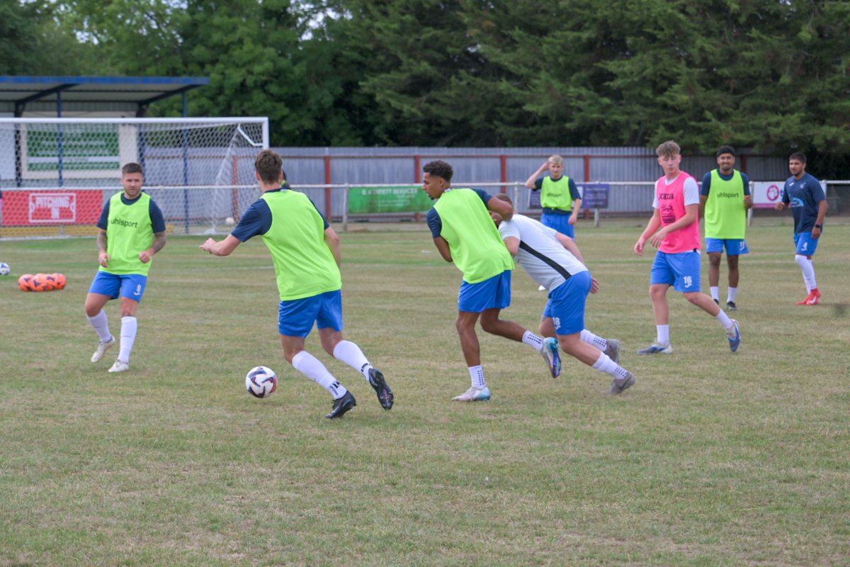 Warming up at #thornhillpark for #preseason action <a href="/slimbridgeafc/">Slimbridge AFC</a> v <a href="/MELKSHAMTOWNFC/">Melksham Town FC</a>
