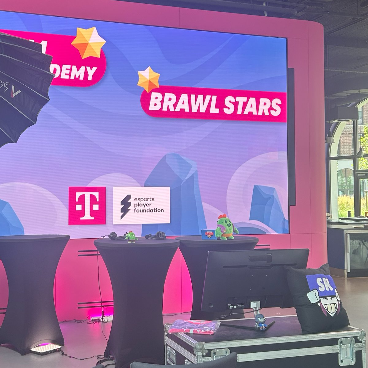 Telekom_zockt's tweet image. 🚨Wir sind live🚨
Das Finale der #TelekomeAcademy ist gestartet!
Schalte bei @onkelmobs ein um Live dabei zu sein!
➡️youtube.com/watch?v=4jBsCY…