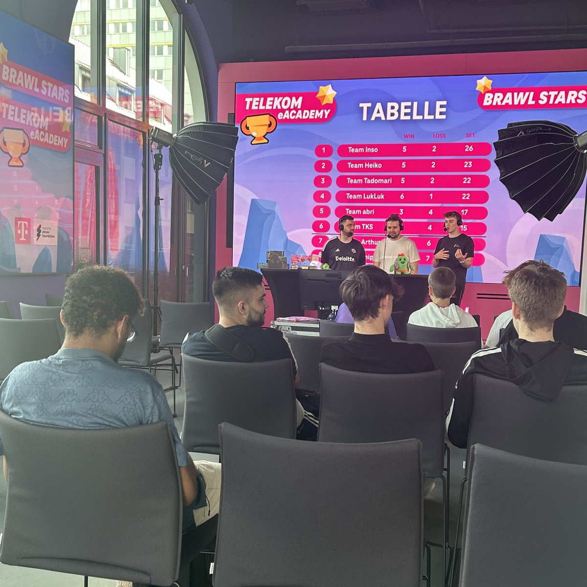 Telekom_zockt's tweet image. 🚨Wir sind live🚨
Das Finale der #TelekomeAcademy ist gestartet!
Schalte bei @onkelmobs ein um Live dabei zu sein!
➡️youtube.com/watch?v=4jBsCY…