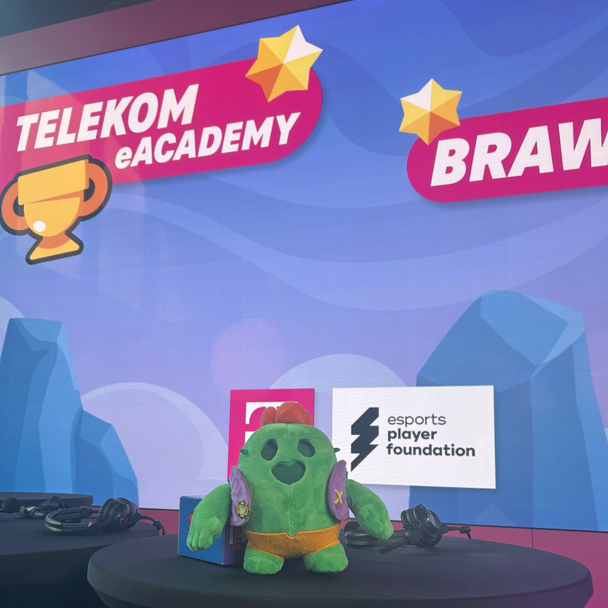 Telekom_zockt's tweet image. 🚨Wir sind live🚨
Das Finale der #TelekomeAcademy ist gestartet!
Schalte bei @onkelmobs ein um Live dabei zu sein!
➡️youtube.com/watch?v=4jBsCY…