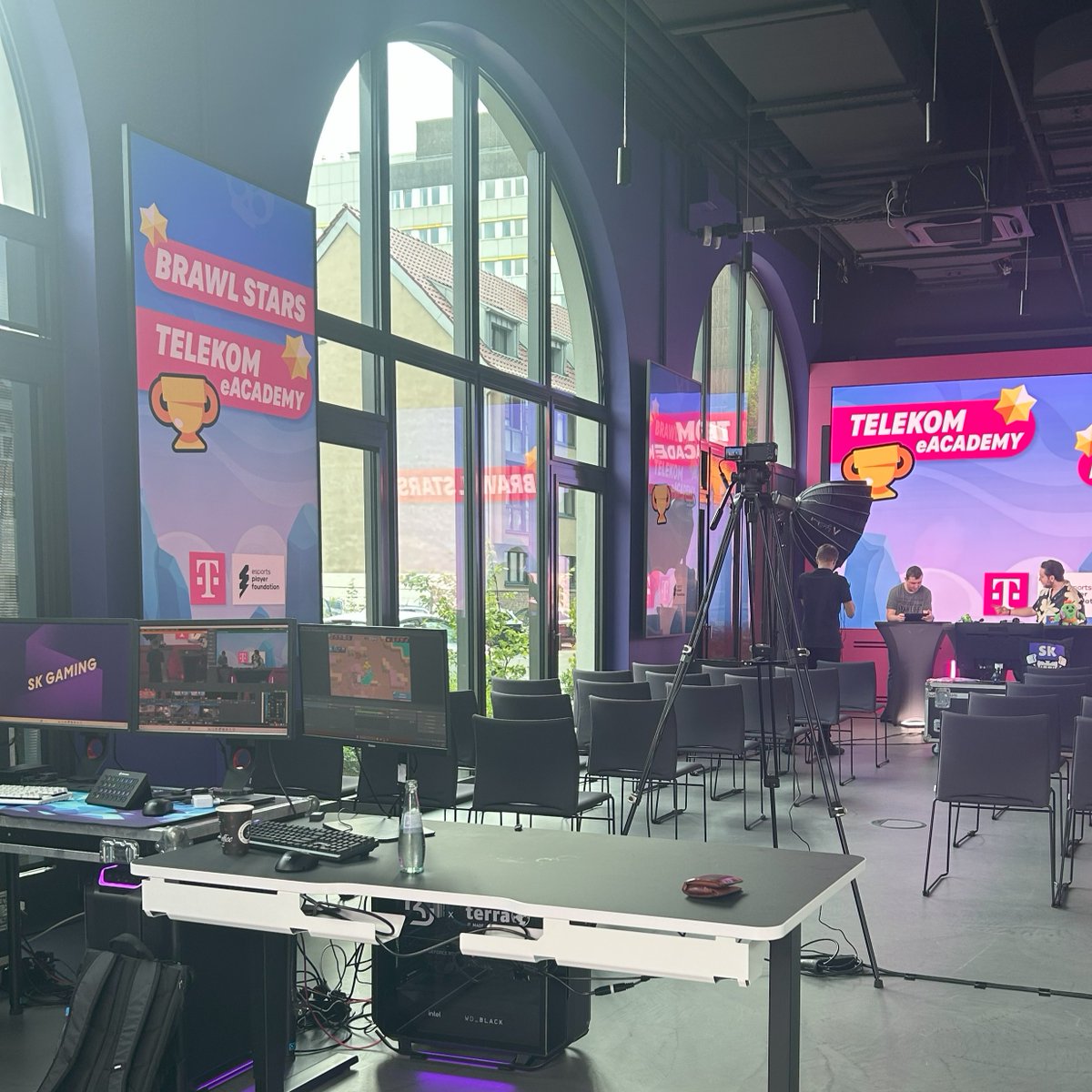 Telekom_zockt's tweet image. 🚨Wir sind live🚨
Das Finale der #TelekomeAcademy ist gestartet!
Schalte bei @onkelmobs ein um Live dabei zu sein!
➡️youtube.com/watch?v=4jBsCY…
