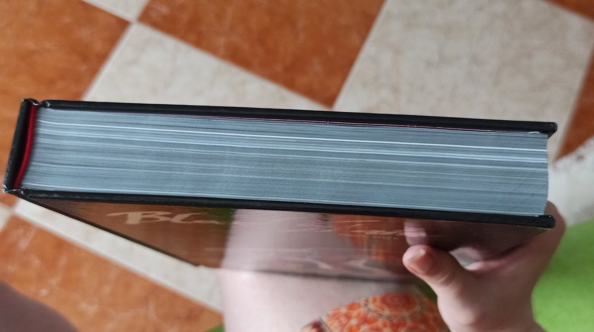 SaraYurii's tweet image. Pues bien, me llegó hoy el libro de Blood Stain del 1-4 de @LindaSejic y lo más gracioso fue, que la dependienta me dijo que era "Un Señor Libro" por lo grande y gordo que era 🤣 y no estaba equivocada, es enorme.
Como siempre, lo conseguí en mi tienda habitual en españita☺️