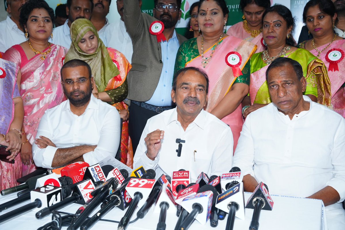 Eatala_Rajender's tweet image. మేడ్చల్ మల్కాజిగిరి జిల్లా : ఎమ్మెల్యేలు శ్రీ వివేకానంద (@kp_vivekanand) గారు, శ్రీ చామకూర మల్లారెడ్డి (@chmallareddyMLA) గారితో కలిసి కొంపల్లిలో జడే స్పెషాలిటీ ఆసుపత్రిని ప్రారంభించిన అనంతరం మీడియాతో మాట్లాడుతూ..
సుచిత్ర కొంపల్లి మేడ్చల్ లు అత్యంత వేగంగా విస్తరిస్తున్న…