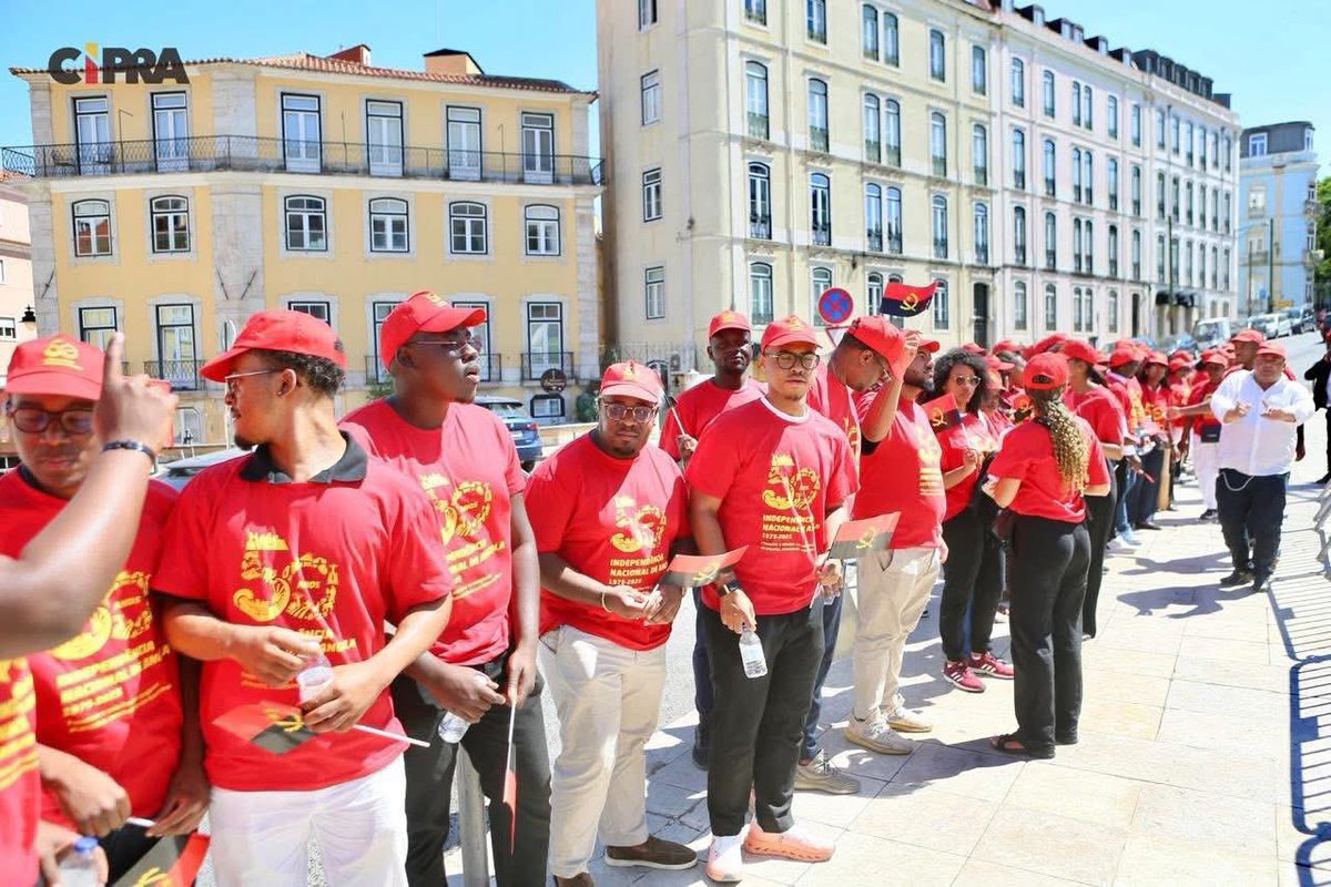 cesarchiyaya's tweet image. A LISTA DOS MILITANTES DO CAP DE LISBOA VAZOU
A estratégia dos militantes do MPLA em Portugal não correu muito bem porque a lista do CAP de Lisboa caiu nas mãos erradas:
1 - A ideia era usar os símbolos nacionais para dar a impressão de que o presidente João Lourenço foi…