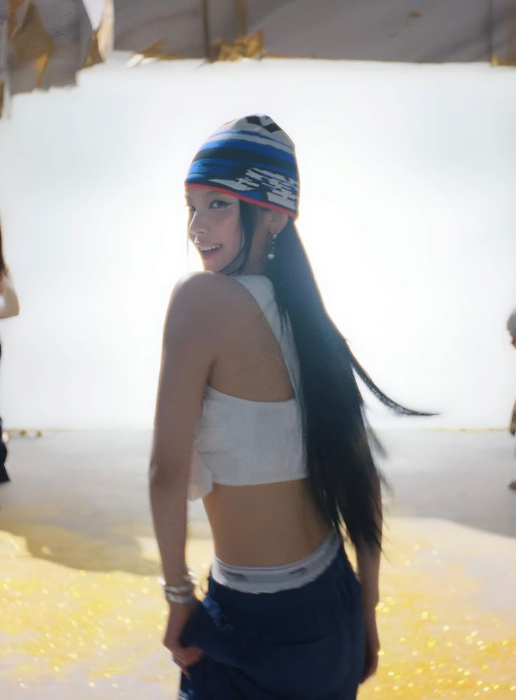 AboutItzyYT's tweet image. Fans notice a similarity between ITZY's Yeji's looks for today's performance and the 'GOLD' MV.