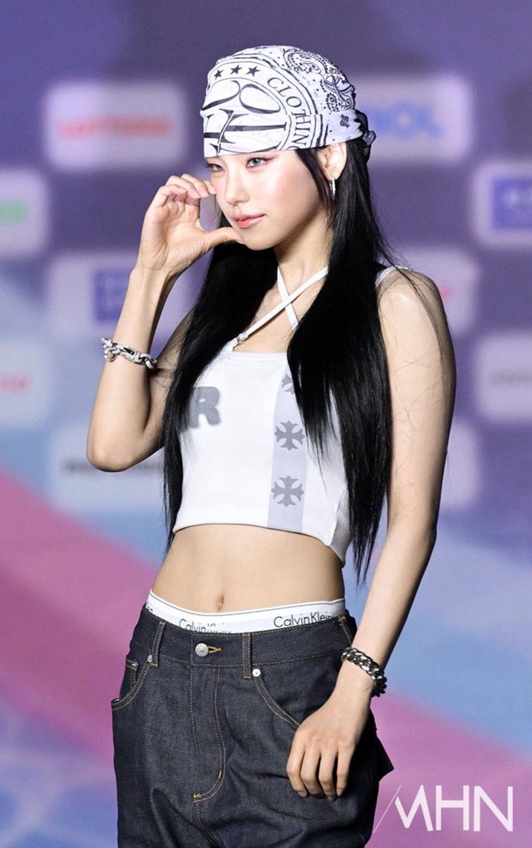 AboutItzyYT's tweet image. Fans notice a similarity between ITZY's Yeji's looks for today's performance and the 'GOLD' MV.