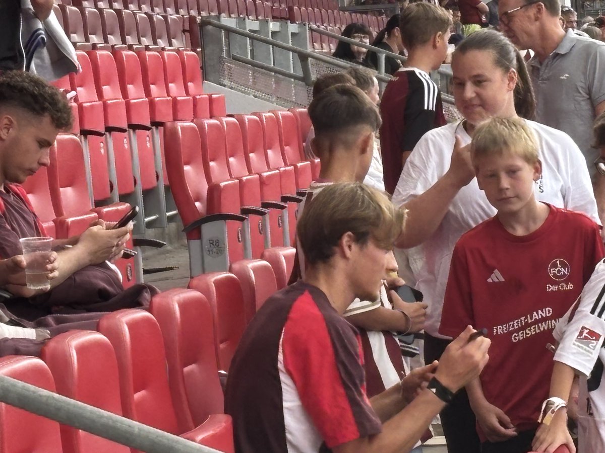 BILD_FCN's tweet image. Caspar Jander schreibt fleißig Autogramme. Auf dem Platz wird er schmerzlich vermisst. #fcnbmg #club