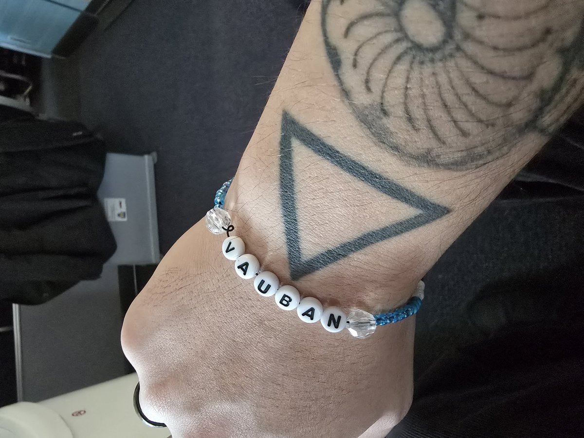 Lua_Luminary's tweet image. On my way back to the US now, but shout out to the guy who made this Vauban Heirloom bracelet for me, including his default colors! If you have any socials, DM me!