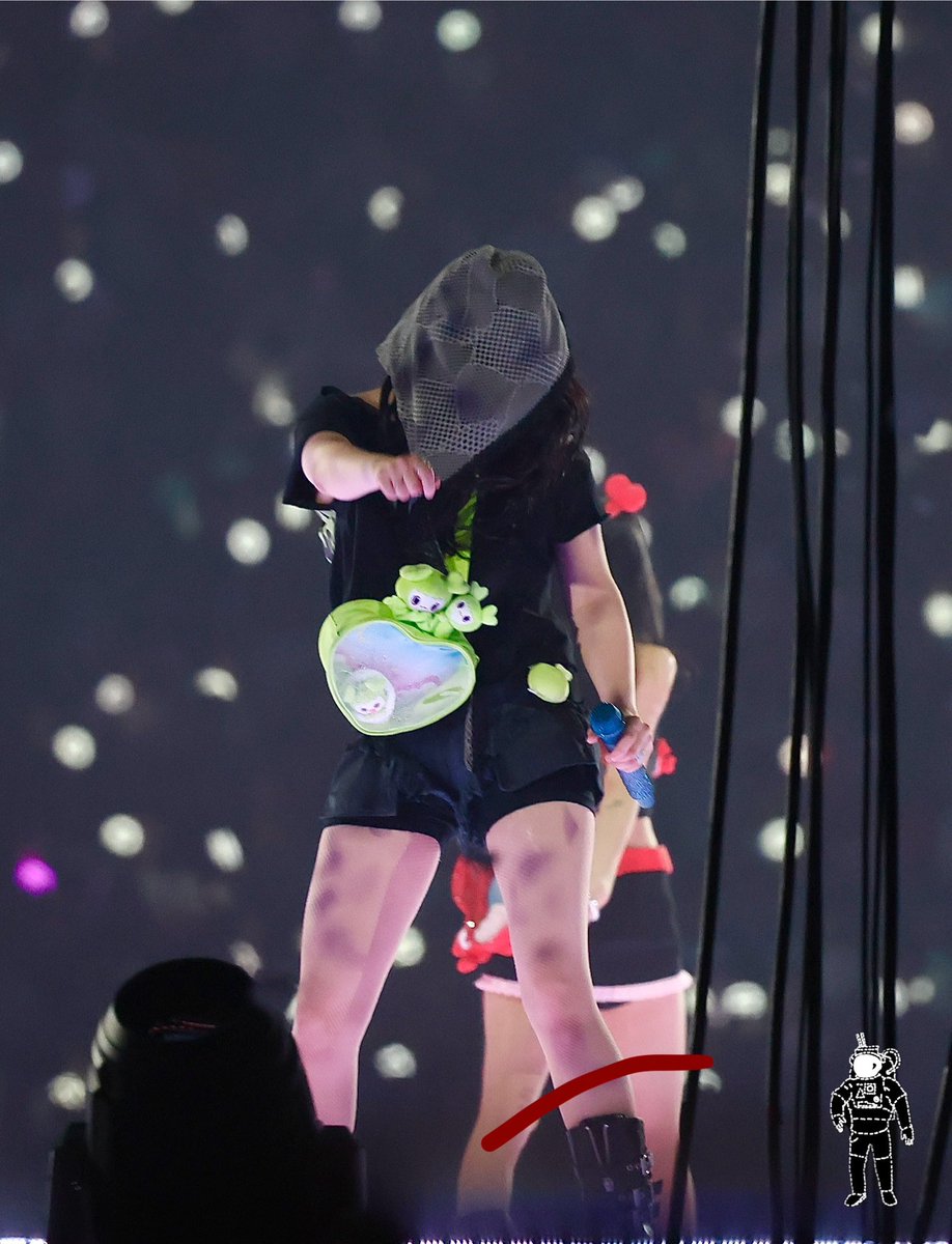 Yoobeepbeep31's tweet image. No IDOL will ever try this, SHE'S A MENACE🤣🤣🤣🤣 and so are we JEONGIES..truly a perfect match😅
📸 @melontofu0528