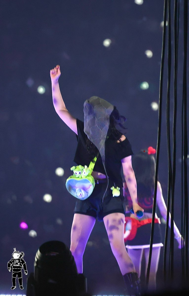 Yoobeepbeep31's tweet image. No IDOL will ever try this, SHE'S A MENACE🤣🤣🤣🤣 and so are we JEONGIES..truly a perfect match😅
📸 @melontofu0528