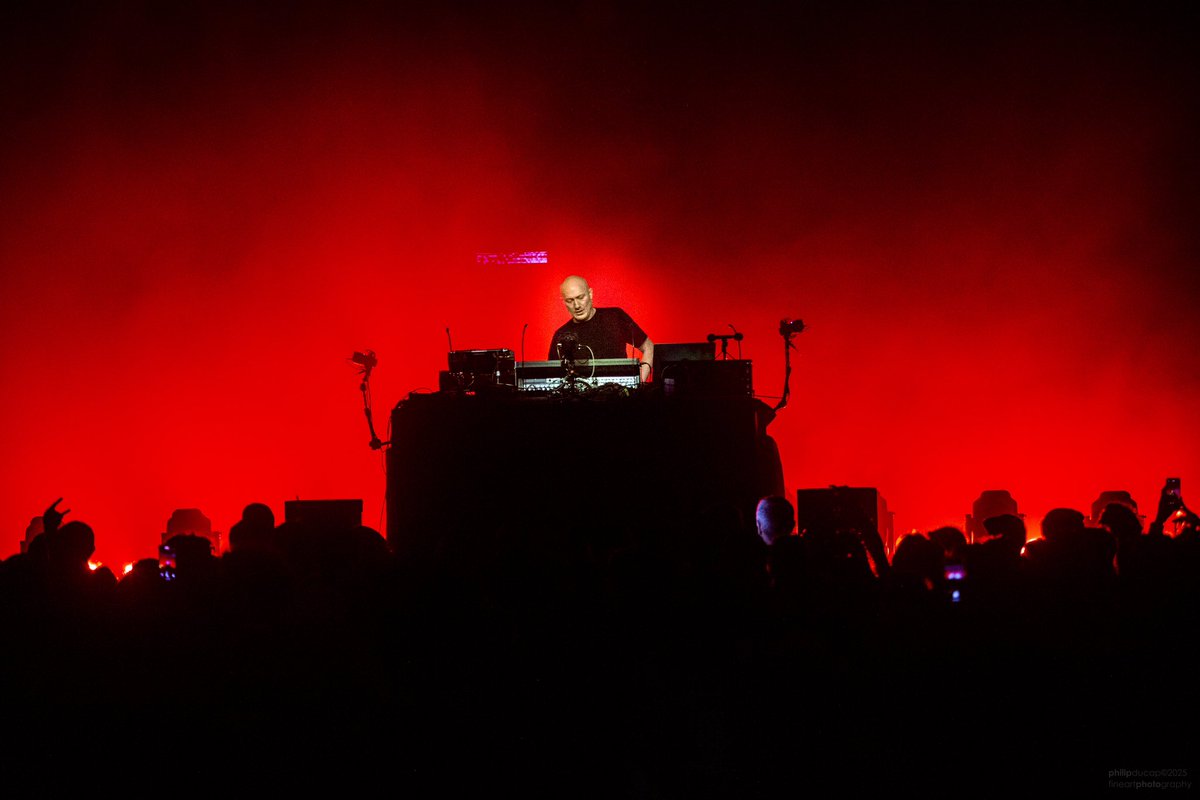 C’était un pari, il a été relevé. Plus de 600 personnes réunies jeudi au Sporting pour la première soirée électro du Monte-Carlo Summer Festival. La Salle des Étoiles s’est transformée en dance floor berlinois avec le live de Paul Kalkbrenner. Monte-Carlo sait encore surprendre.