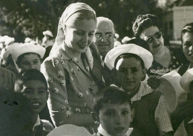 En un nuevo aniversario de su fallecimiento quiero recordar a Evita Perón, quien con la fuerza de su convicción, con un profundo amor y una inclaudicable  vocación de servicio nos dejó un legado que vive en el pueblo argentino y del mundo.