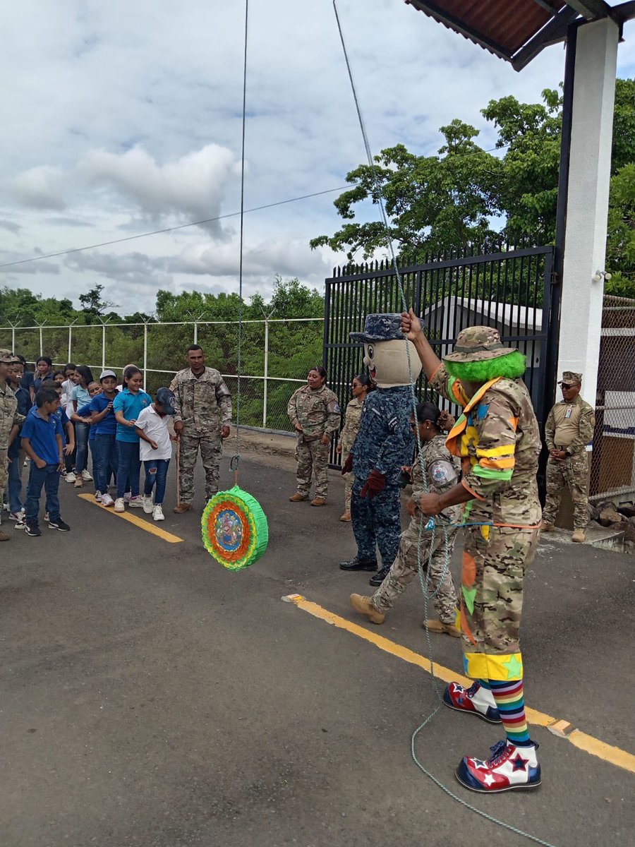 aeronavalpanama's tweet image. Nuestras unidades #Aeronavales recibieron en la Base de Mensabé a estudiantes de las escuelas Nemesio Medina y París de Parita, con el programa #RegálameUnaSonrisa 👧👦
Disfrutaron de recorridos, charlas contra el bullying y la compañía de Hormy y Navalito. 🎈
#FuerzaAeronaval