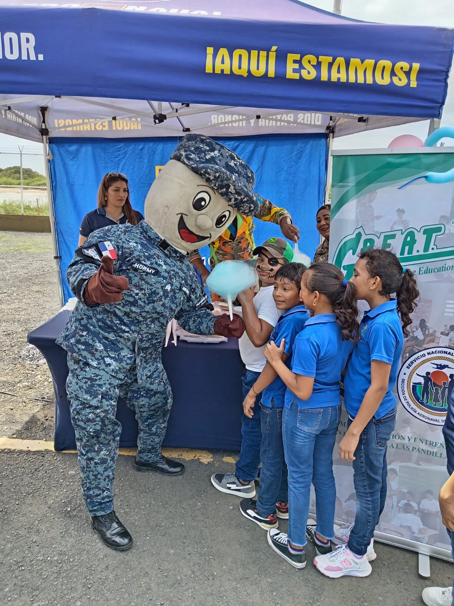 aeronavalpanama's tweet image. Nuestras unidades #Aeronavales recibieron en la Base de Mensabé a estudiantes de las escuelas Nemesio Medina y París de Parita, con el programa #RegálameUnaSonrisa 👧👦
Disfrutaron de recorridos, charlas contra el bullying y la compañía de Hormy y Navalito. 🎈
#FuerzaAeronaval