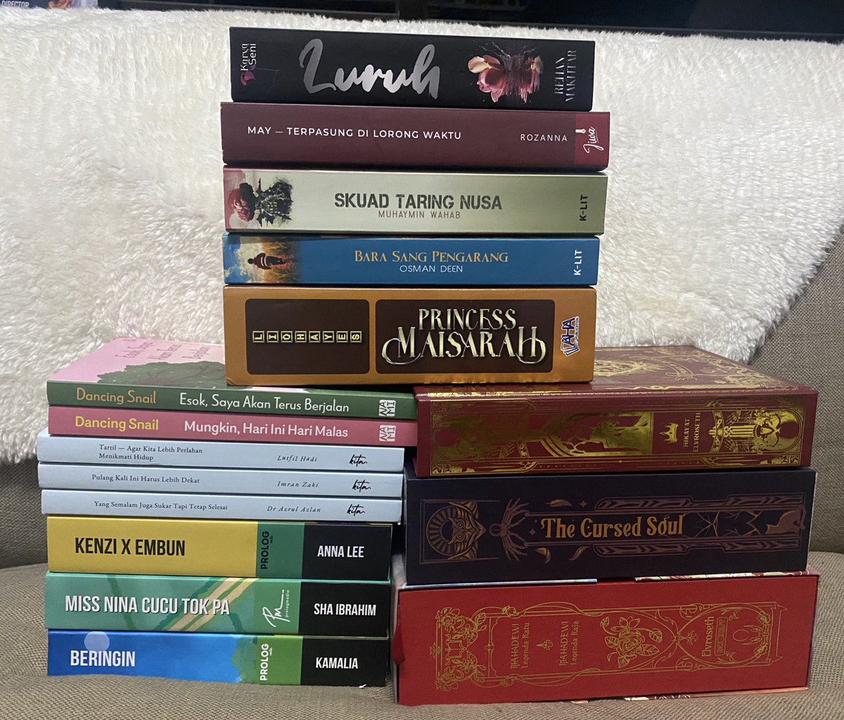 Preloved books 📚

Luruh - Rehan Makhtar : RM25 
May - Terpasung Di Lorong Waktu - Rozanna : RM23
Skuad Taring Nusa - Muhaimin Wahab : RM20
Bara Sang Pengarang - Osman Deen : RM23
Princess Maisarah - Liohayes : RM38

Kombo Dancing Snail : RM60 
Kombo KITA : RM70 
Kombo PROLOG