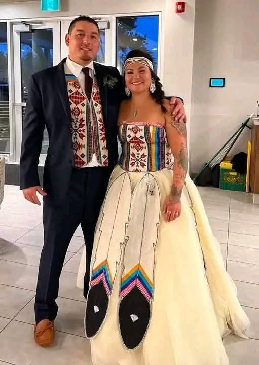 native_history_'s tweet image. Newly married native American couple. WE NEED A BIG AHO❤️❤️