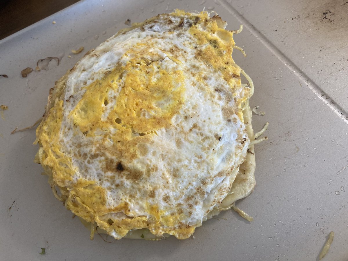 shinukitetsu's tweet image. 花火大会やお祭りも開催ということで、家ではお好み焼き大会✨イカ焼きも!
息子に混ぜてもらったり、おそばを焼いてもらったり食育になればいいなと少しずつ手伝ってもらいました。(手伝いだがこちらの段取りが大変w)