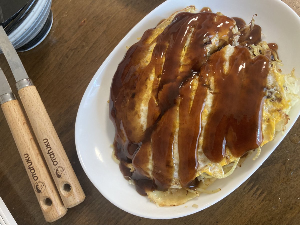 shinukitetsu's tweet image. 花火大会やお祭りも開催ということで、家ではお好み焼き大会✨イカ焼きも!
息子に混ぜてもらったり、おそばを焼いてもらったり食育になればいいなと少しずつ手伝ってもらいました。(手伝いだがこちらの段取りが大変w)