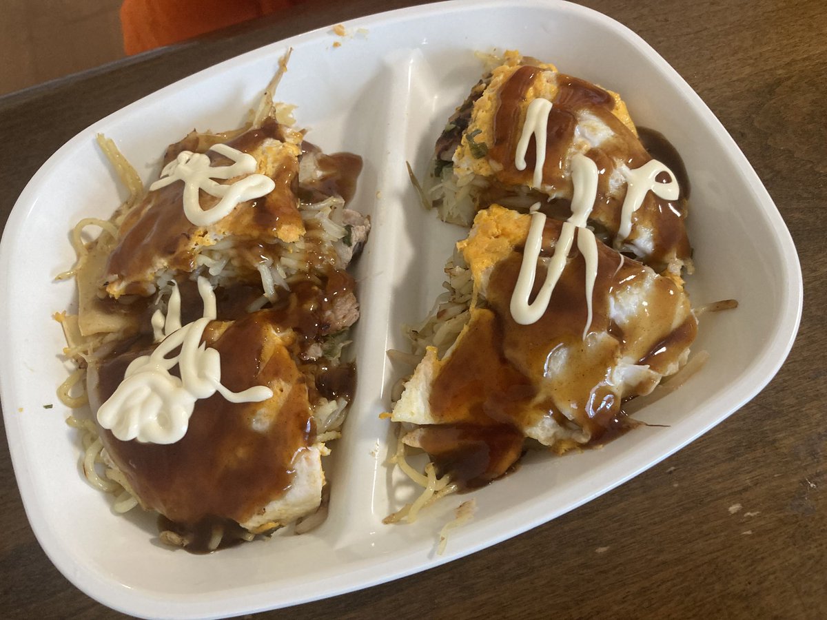 shinukitetsu's tweet image. 花火大会やお祭りも開催ということで、家ではお好み焼き大会✨イカ焼きも!
息子に混ぜてもらったり、おそばを焼いてもらったり食育になればいいなと少しずつ手伝ってもらいました。(手伝いだがこちらの段取りが大変w)