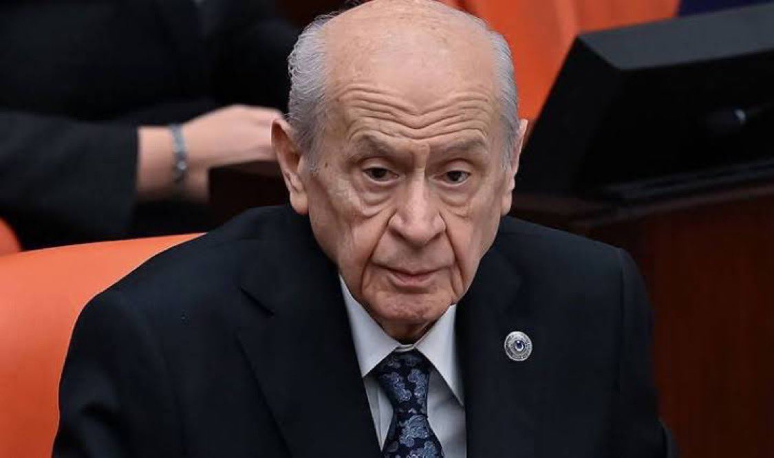 KendineMuhabir's tweet image. Devlet Bahçeli:
“PKK’nın kurucu önderliği tarafından 27 Şubat’ta yapılan “Barış ve Demokratik Toplum Çağrısı” örgütün tüm bileşen ve yapıları için bağlayıcı ve geçerlidir.
Milliyetçi Hareket Partisi için dikkate alınması gereken asıl çağrı bahse konu İmralı çağrısıdır.”