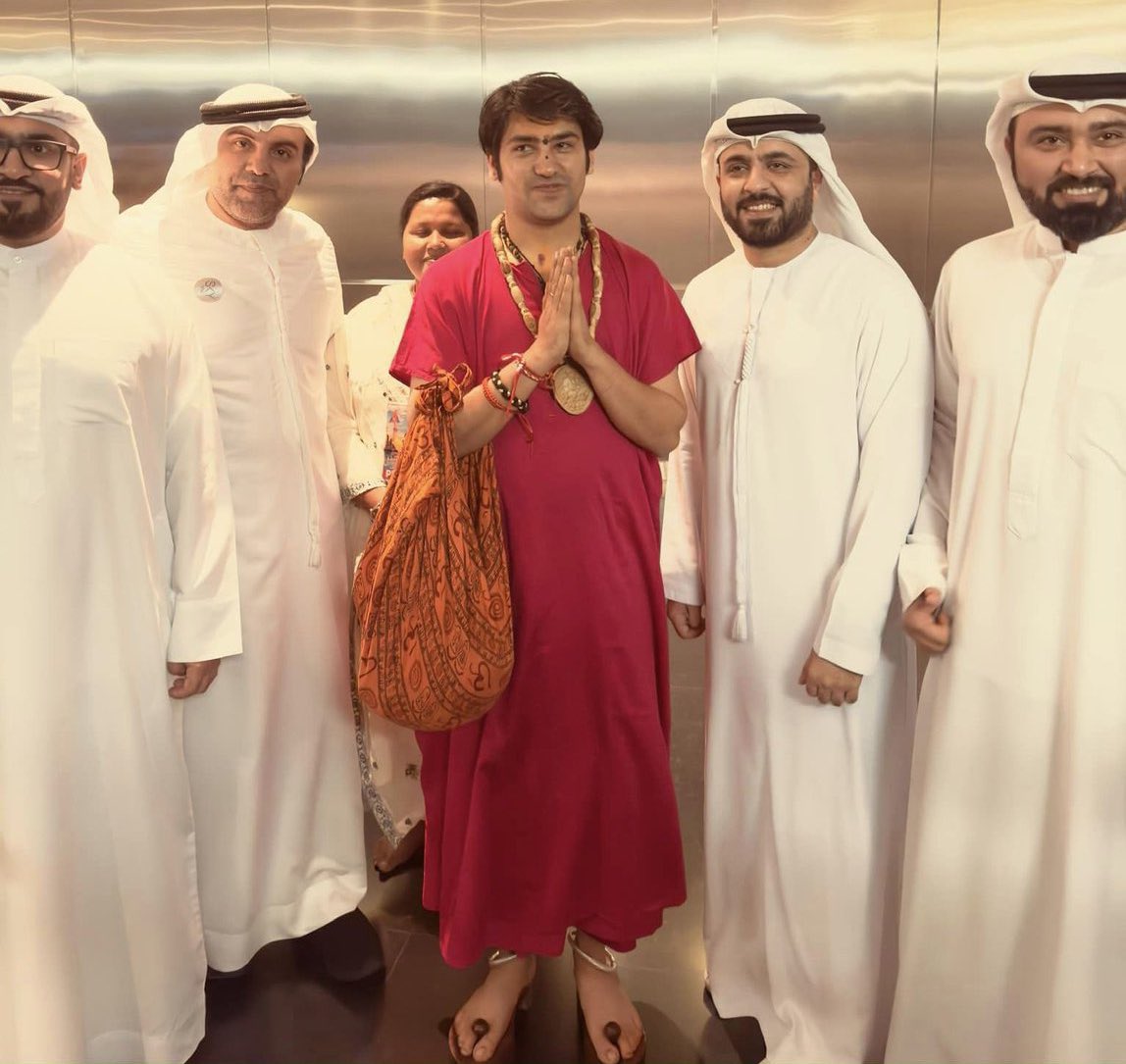 ManishK45607754's tweet image. देश मे हाथ जुड़वाता है अंधभक्तो से विदेशो मे हाथ जोड़ता है आगे मे कुछ नहीं बोलूंगा इसके बारे मे वरना कोई मन्त्र मार दिया तो मेरी तो लाइफ खराब 😂😂😂