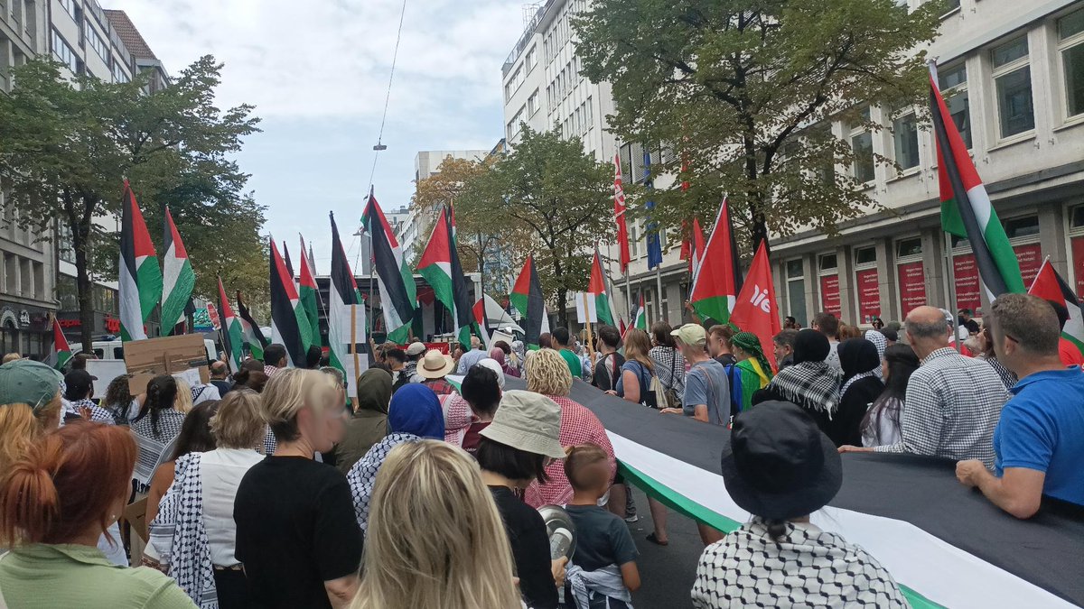 srddorf's tweet image. Rund 500 Menschen demonstrieren gerade in Düsseldorf für ein Ende des Sterbens in Gaza✊