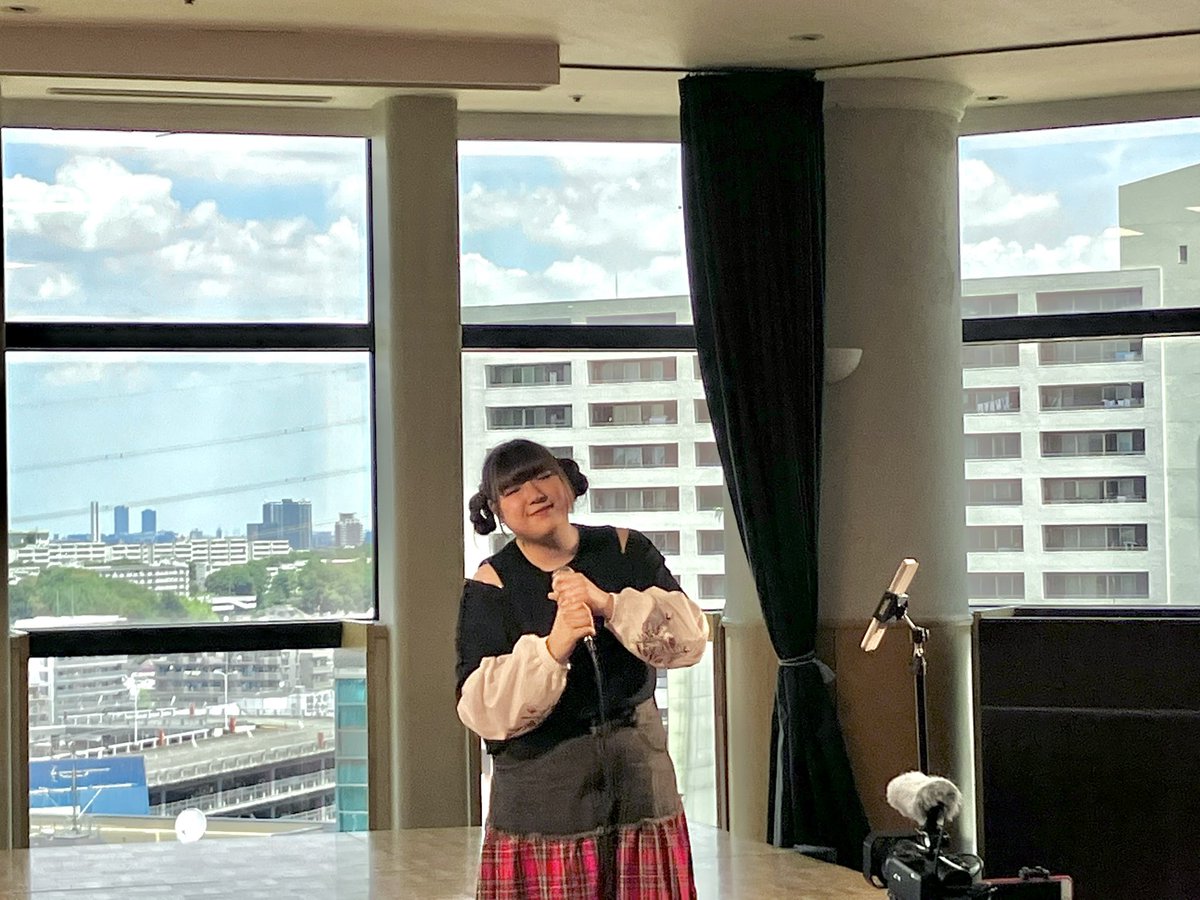 aotn0322's tweet image. 2025.7.26(土)多摩センターガールズストリートライブ
一ノ瀬真帆さん🎤@maho_h_k_
初めましてです🔰
電車や駅名など、大人だけでなく子どもたちの興味を惹かせやすいオリジナル曲の数々🎶名前にちなんだ掛け声など、魔法のように時間が過ぎました🪄
今日でこのライブの出演1周年🎉
#一ノ瀬真帆