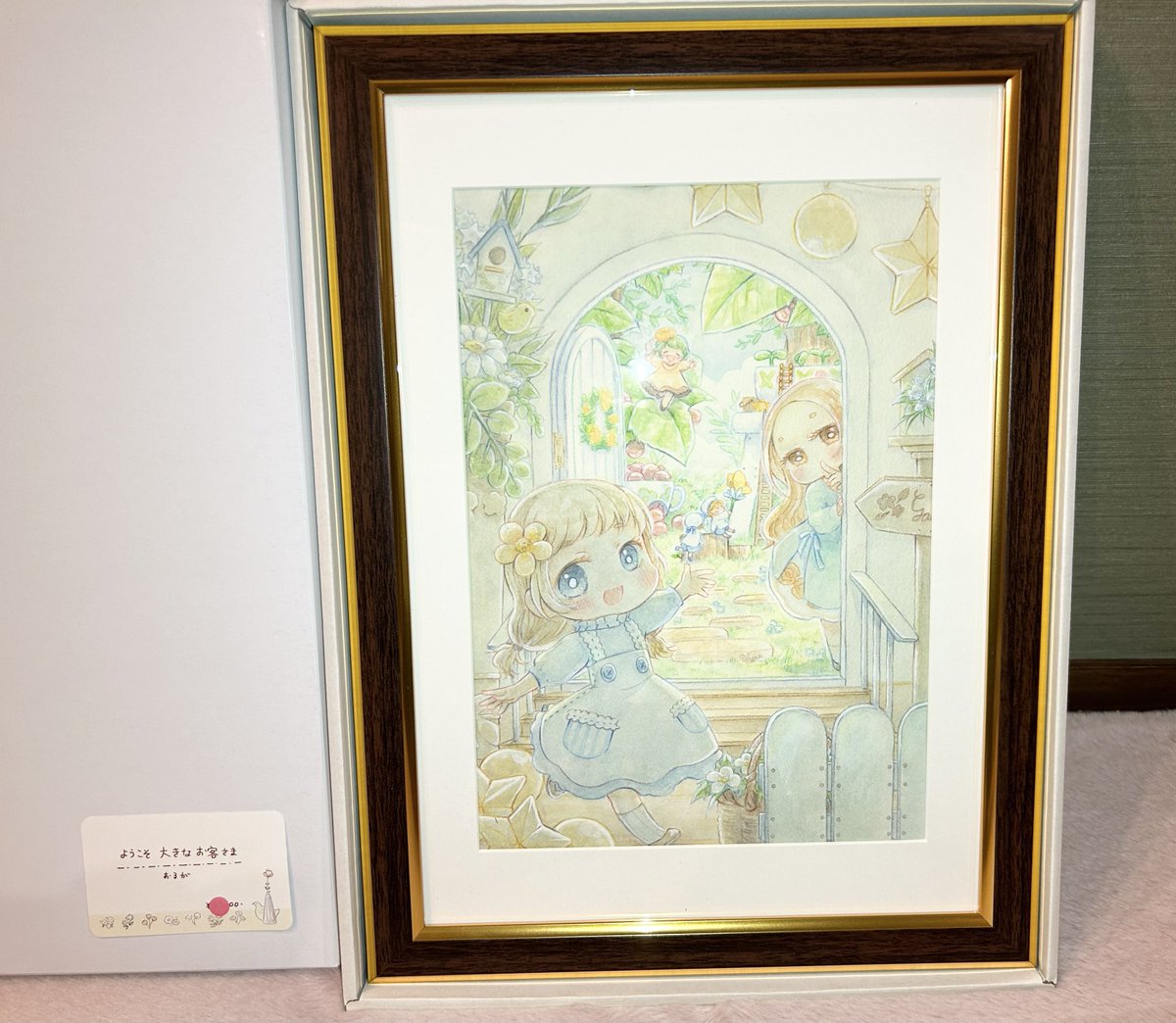 frantzfurufuru1's tweet image. Gallery glad.(@glad_2022 )様の『木漏れ日の小さな庭展』でおるが(@oluga_zzz )様のメインビジュアル『ようこそ大きなお客さま』、『あたたかな香り』、ミニアクリルフレームとATC原画ガチャをお迎えしました!
展示を直接見に行き、あれも素敵…これも素敵と気付けば…
#グラッドお迎え報告