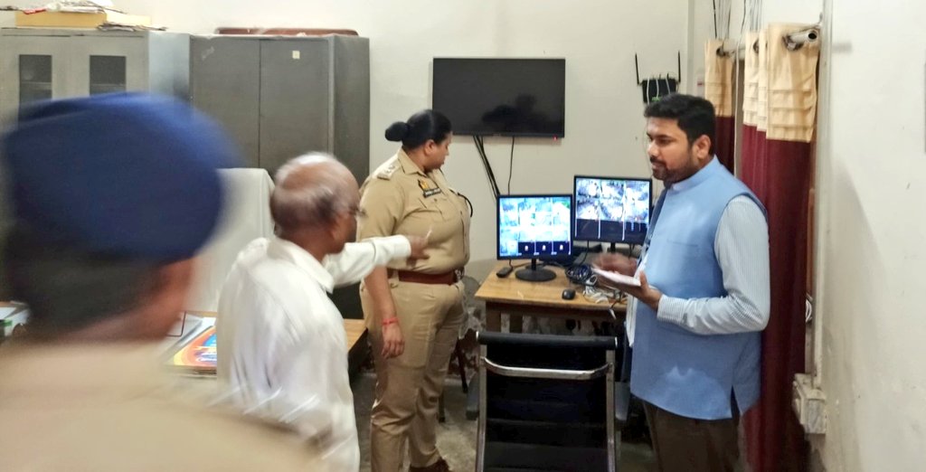 cdoamethi's tweet image. आज दिनांक 26 जुलाई 2025 को RO-ARO परीक्षा केंद्रों की तैयारियों की समीक्षा हेतु पुलिस अधीक्षक महोदया के साथ इन्दिरा गांधी पी0जी0 कॉलेज गौरीगंज केंद्र का संयुक्त निरीक्षण कर सुरक्षा, CCTV निगरानी एवं मूलभूत सुविधाओं का जायजा लिया गया तथा संबंधित को आवश्यक निर्देश दिए गए।