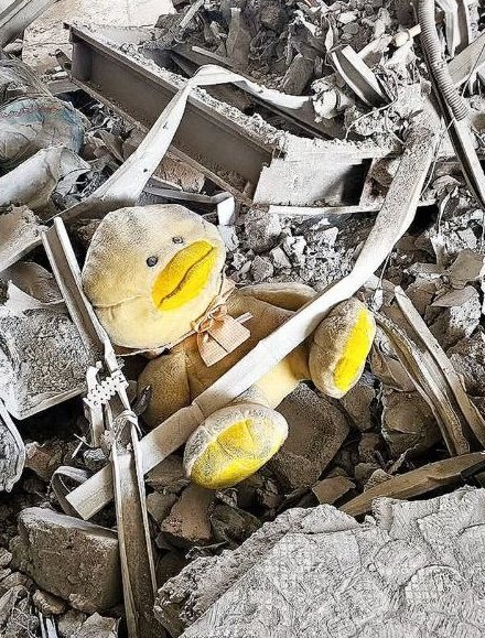 Neda1838983's tweet image. درجنگ ۱۲ روزه اسباب بازی های زیادی در میان خرابه ها پیدا شد..
این تصاویر یادمان نمیرود
کودک کشی در ایران
ای آمریکای جنایتکار !
و ای اسراییل منحوس!
ای کسانیکه برای این آدم کشی، به دشمن کمک کردید!
به حسابتان خواهیم رسید
🇮🇷🇮🇷🇮🇷
#لشگر_فرشتگان_ایران