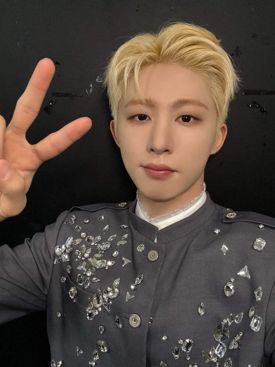 khbsource's tweet image. this outfit is so beautiful, he looks like royalty ✨