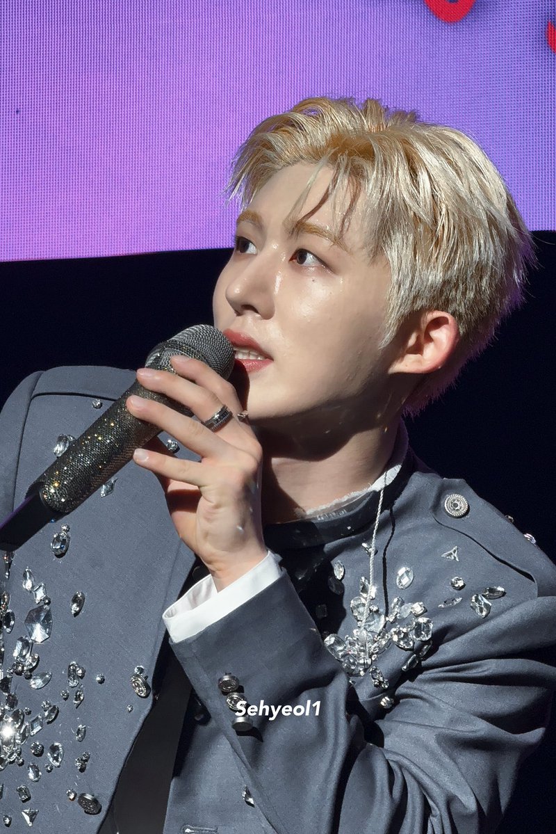 khbsource's tweet image. this outfit is so beautiful, he looks like royalty ✨