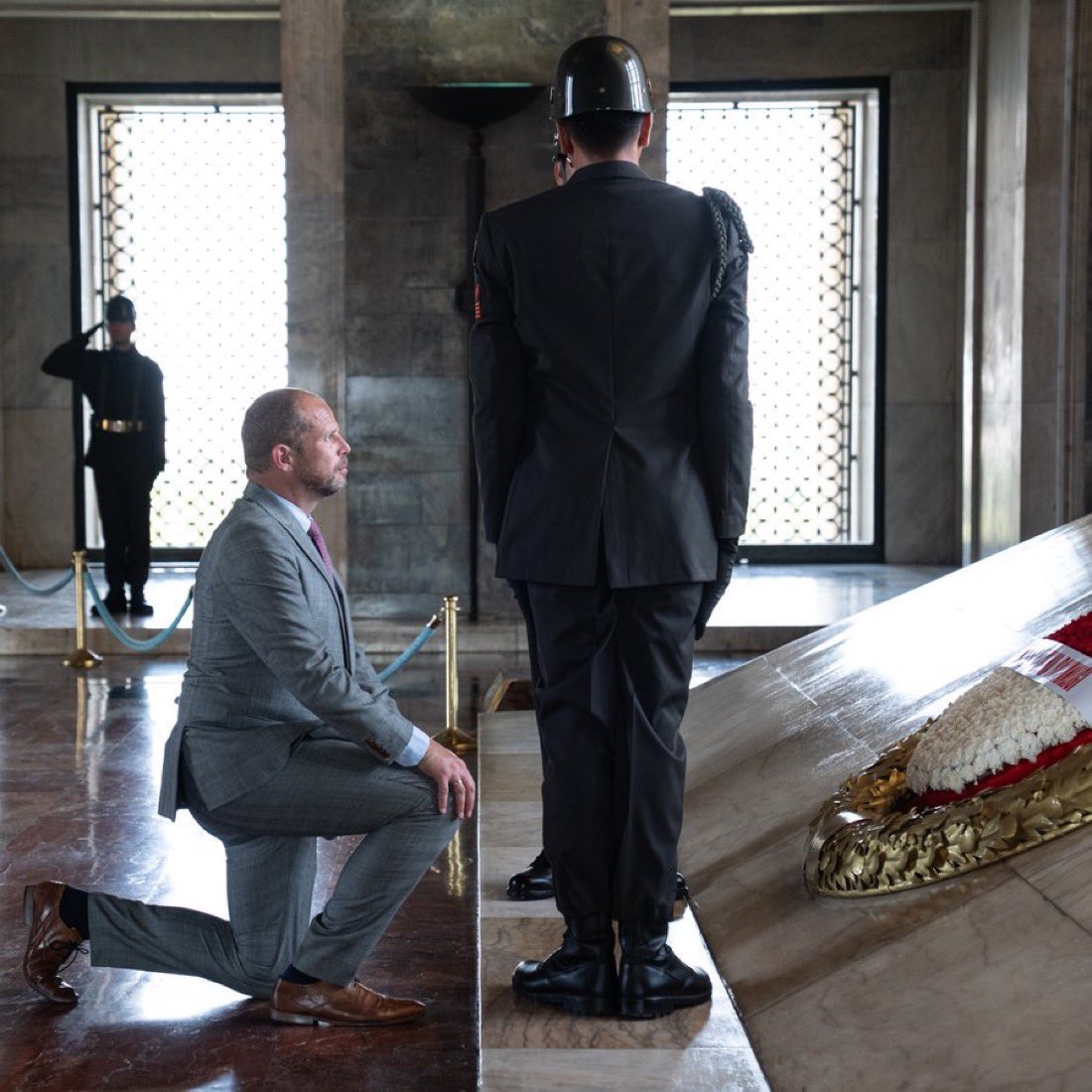 lordsinov's tweet image. Belçika savunma bakanı Theo Francken:
Bu büyük insana ve onun siyasi vizyonuna duyduğum derin saygıyı diz çökerek ifade ettim