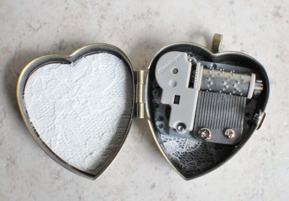 charsfavorite's tweet image. Gift your Grandma a treasure she'll cherish forever: our exquisite Music Box Locket for just $95. Create lasting memories today. #KeepsakeJewelry #GrandmaGift
Shop Now charsfavoritethings.com/products/2musi…