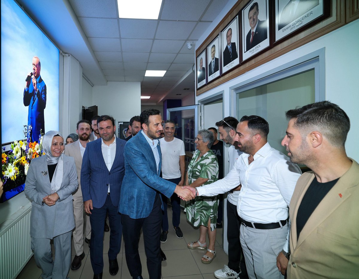 abdullahozdemir's tweet image. AK Parti Büyükçekmece İlçe Başkanlığımızı ziyaret ederek kıymetli yol ve dava arkadaşlarımızla bir araya geldik. Teşkilat mensubu arkadaşlarımızın her biri çok kıymetli hizmetlerde bulunuyorlar. Vatandaşımızla yan yana ve hemhal olma gayreti içinde olacağız. Milletin partisi olma…