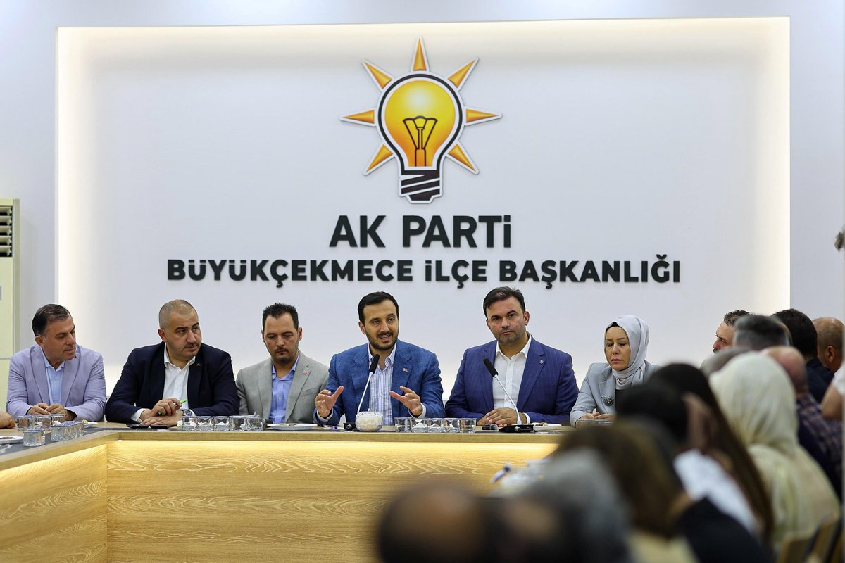 abdullahozdemir's tweet image. AK Parti Büyükçekmece İlçe Başkanlığımızı ziyaret ederek kıymetli yol ve dava arkadaşlarımızla bir araya geldik. Teşkilat mensubu arkadaşlarımızın her biri çok kıymetli hizmetlerde bulunuyorlar. Vatandaşımızla yan yana ve hemhal olma gayreti içinde olacağız. Milletin partisi olma…