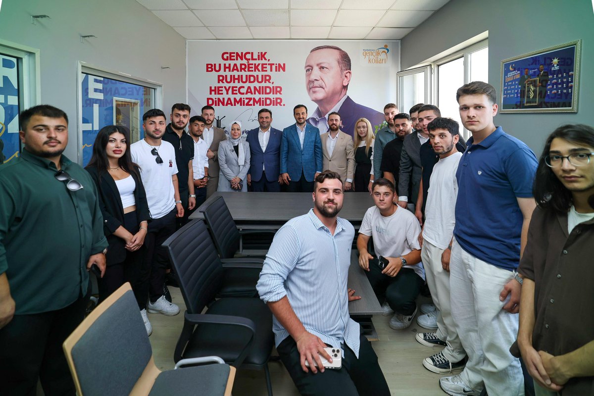 abdullahozdemir's tweet image. AK Parti Büyükçekmece İlçe Başkanlığımızı ziyaret ederek kıymetli yol ve dava arkadaşlarımızla bir araya geldik. Teşkilat mensubu arkadaşlarımızın her biri çok kıymetli hizmetlerde bulunuyorlar. Vatandaşımızla yan yana ve hemhal olma gayreti içinde olacağız. Milletin partisi olma…