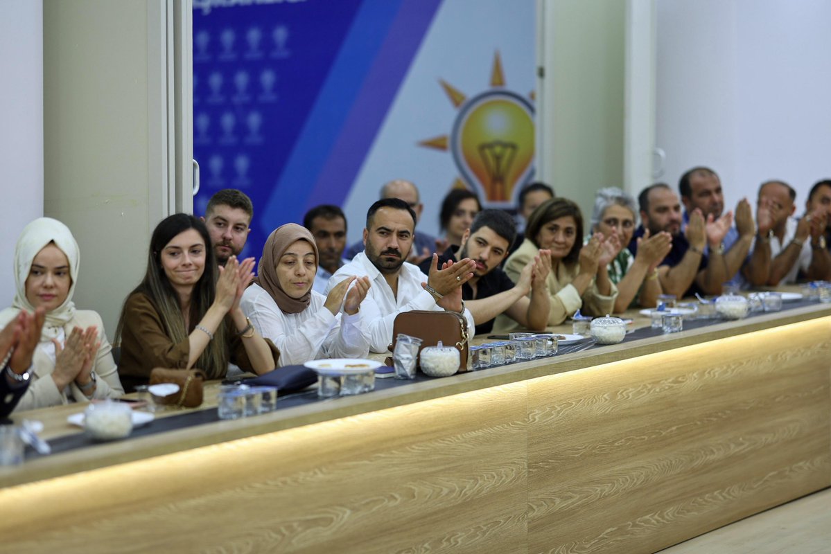 abdullahozdemir's tweet image. AK Parti Büyükçekmece İlçe Başkanlığımızı ziyaret ederek kıymetli yol ve dava arkadaşlarımızla bir araya geldik. Teşkilat mensubu arkadaşlarımızın her biri çok kıymetli hizmetlerde bulunuyorlar. Vatandaşımızla yan yana ve hemhal olma gayreti içinde olacağız. Milletin partisi olma…