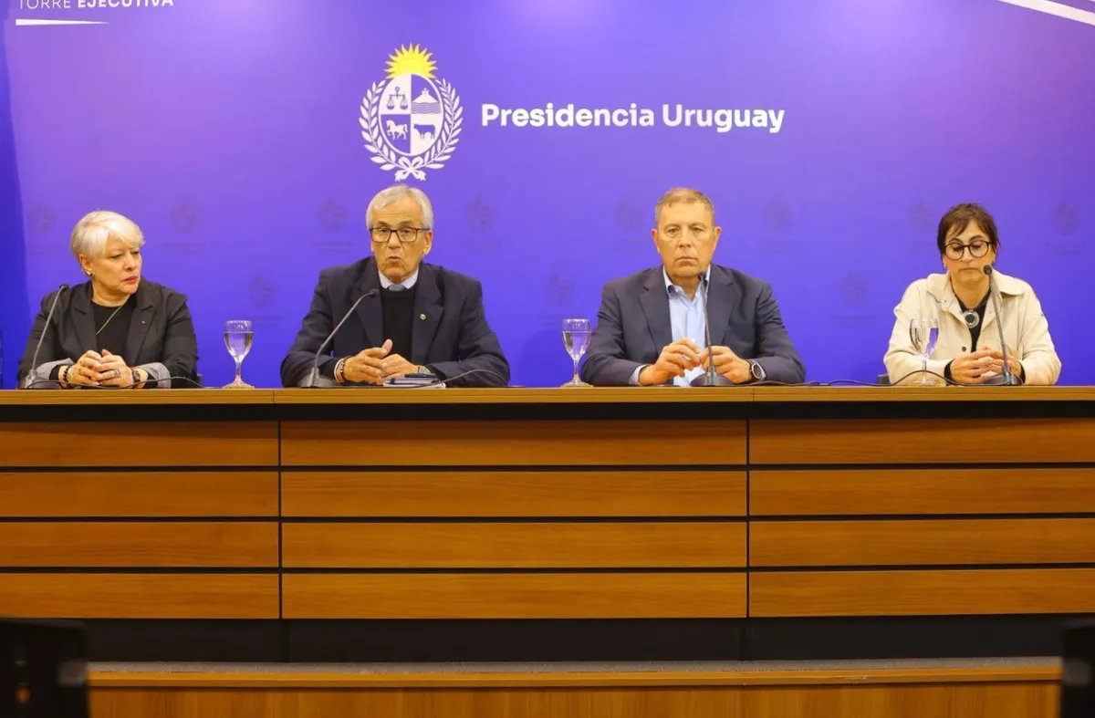 LahitteCarlos's tweet image. ⏩Gobierno aseguró que no llegó ahora al 3% de aumento a pasividades mínimas por restricciones fiscales..?
Seguro que ese 1% que faltó fue para comprar estancias, aumentar sueldos a los y las compañeros y compañeras de ASSE, y por supuesto, viajar mucho...