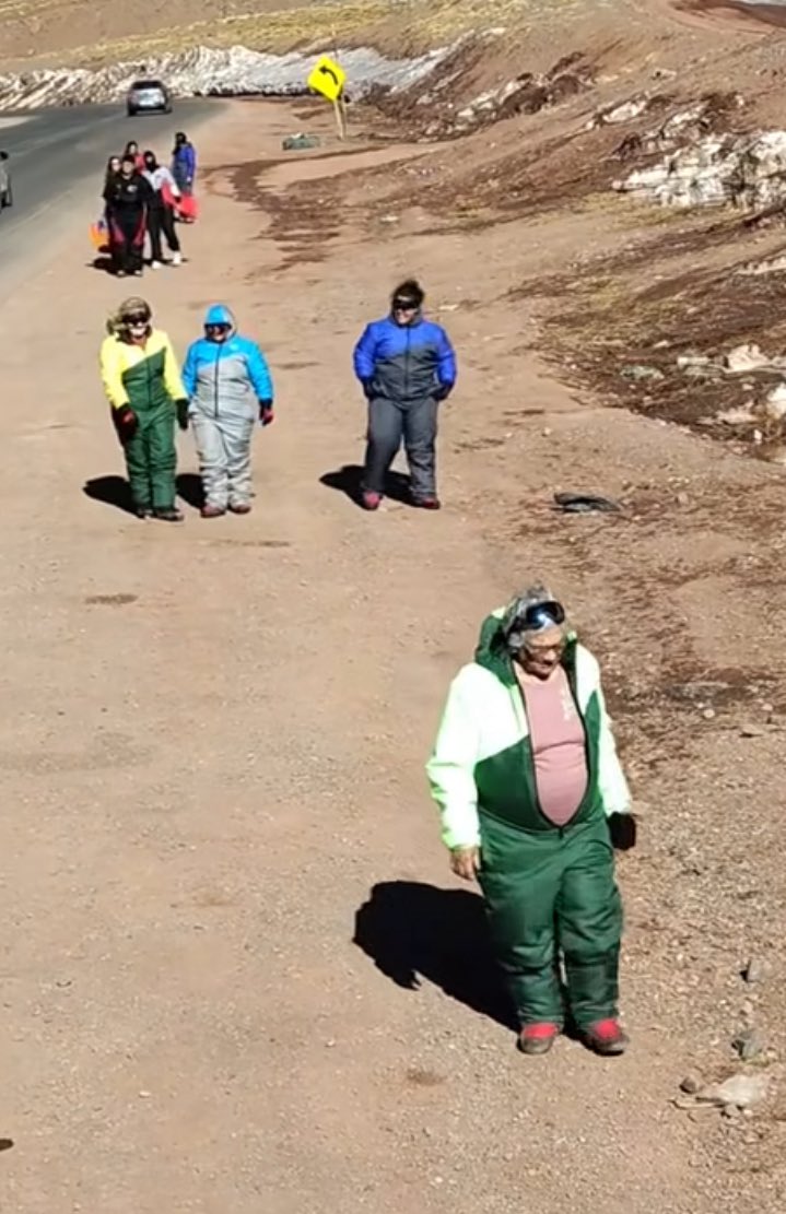 #Buensabado y el frío? Y la nieve?
 buen día gente!!  No llegó nunca la nieve y tenemos que devolver los trajes.. impecables, sin uso y encima cagado de calor 🥵