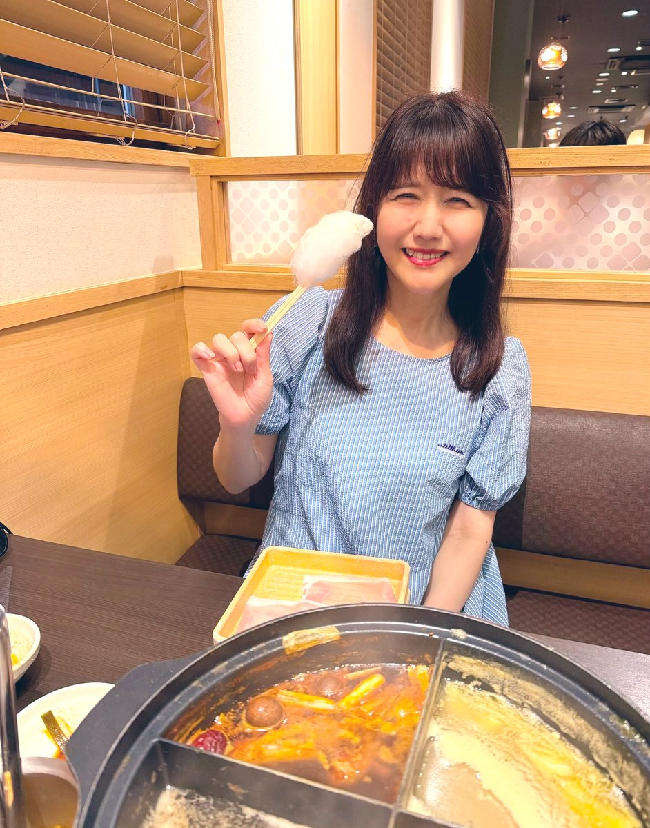 atmanbow_staff's tweet image. 隅田川花火大会の市民協賛特別観覧席のチケットを購入してたのでウキウキで花火大会に向かったのですが、通行止めなどもあり人に流され右往左往したあげく観覧席までたどり着けなくて…。
仕方ないのでしゃぶ葉でしゃぶしゃぶ食べてわたあめ食べて帰りました。てへぺろ😭