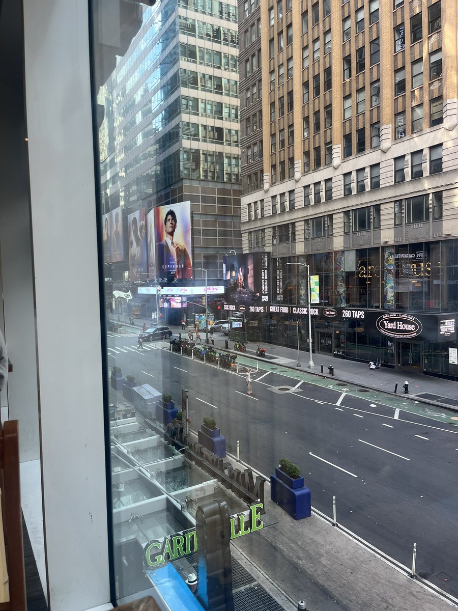 Danpatfish's tweet image. Breakfast in Times Square before the match .
Superman outside and Statue of Liberty next to us 😂🇺🇸💙Up the USA Toffees