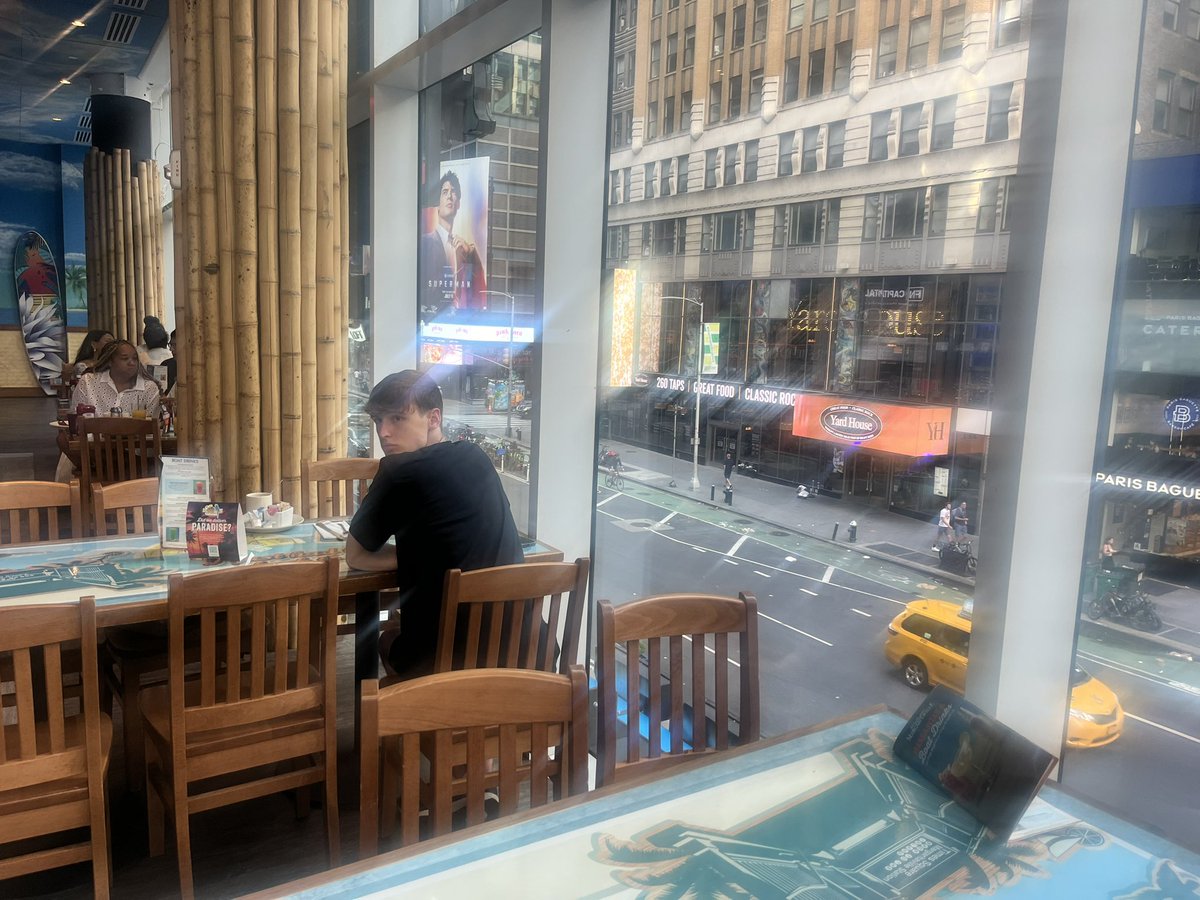 Danpatfish's tweet image. Breakfast in Times Square before the match .
Superman outside and Statue of Liberty next to us 😂🇺🇸💙Up the USA Toffees