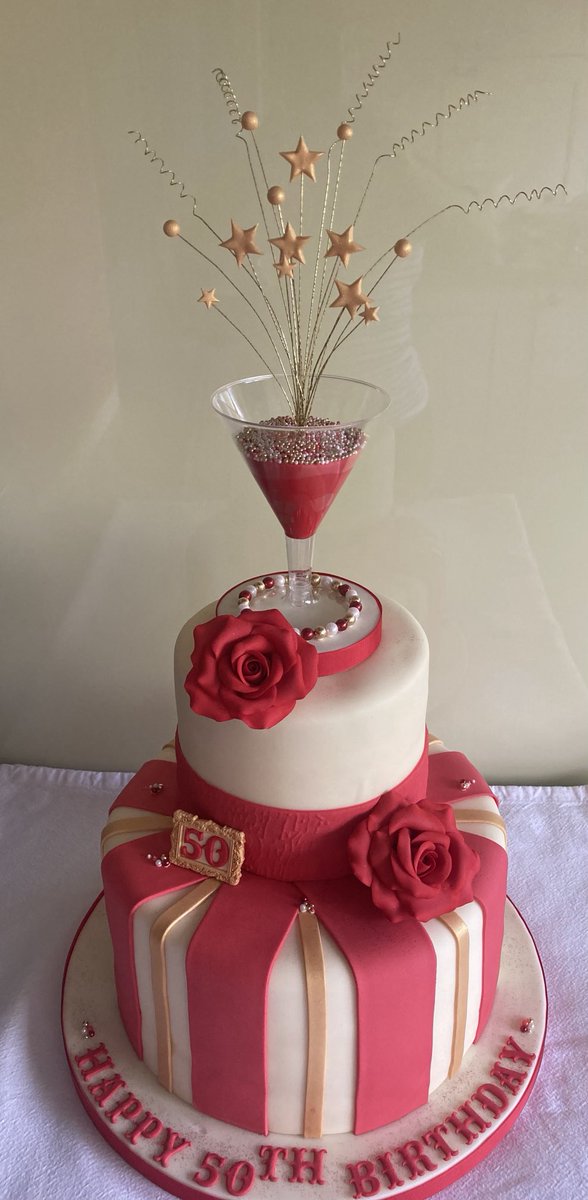 LouBcakes's tweet image. #Humidity has not been my friend the last few days, which resulted in a very late night last night! 😱 All good in the end, though not the neatest of finishes! #50th #birthday #celebration #cake