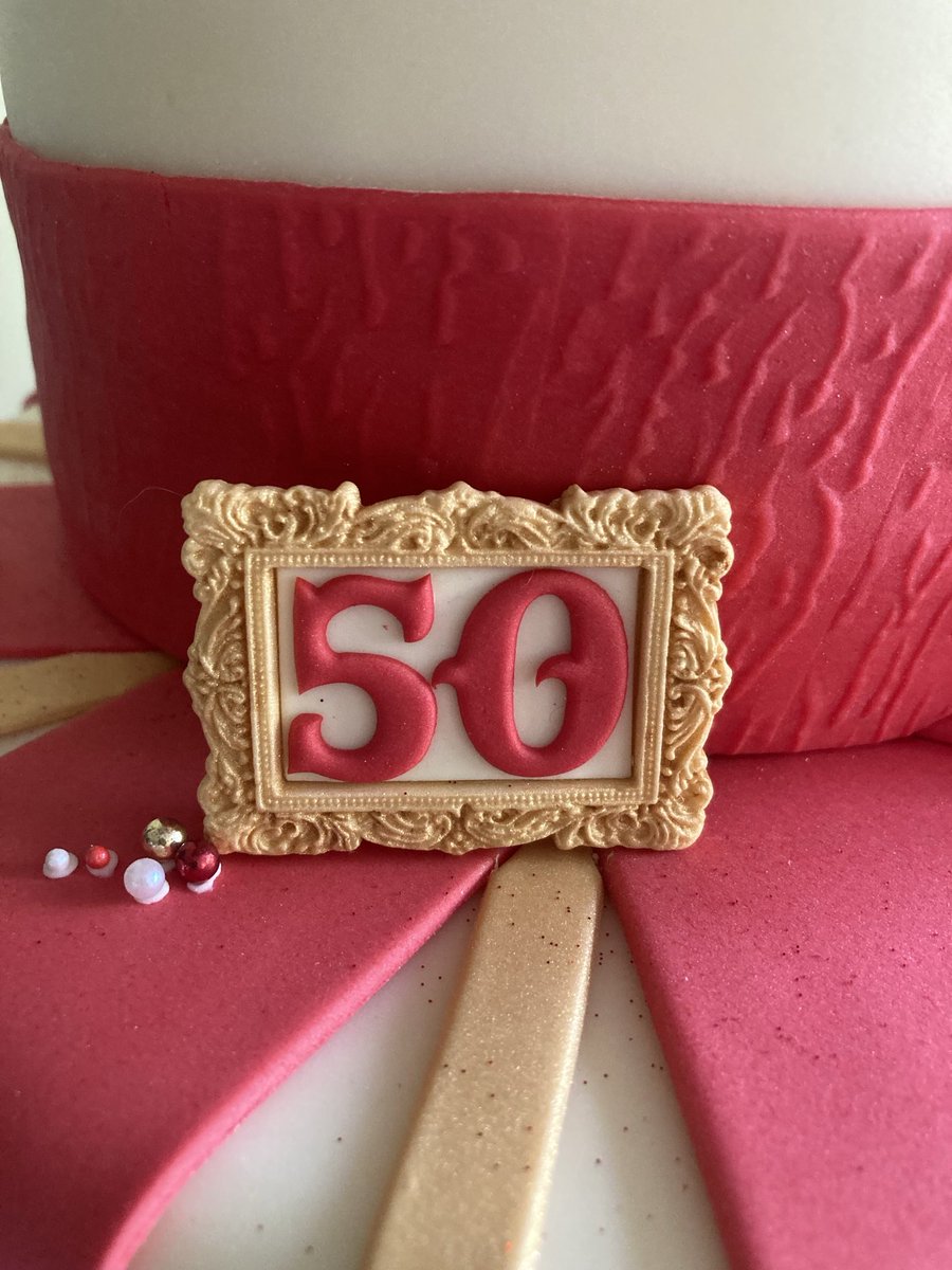 LouBcakes's tweet image. #Humidity has not been my friend the last few days, which resulted in a very late night last night! 😱 All good in the end, though not the neatest of finishes! #50th #birthday #celebration #cake