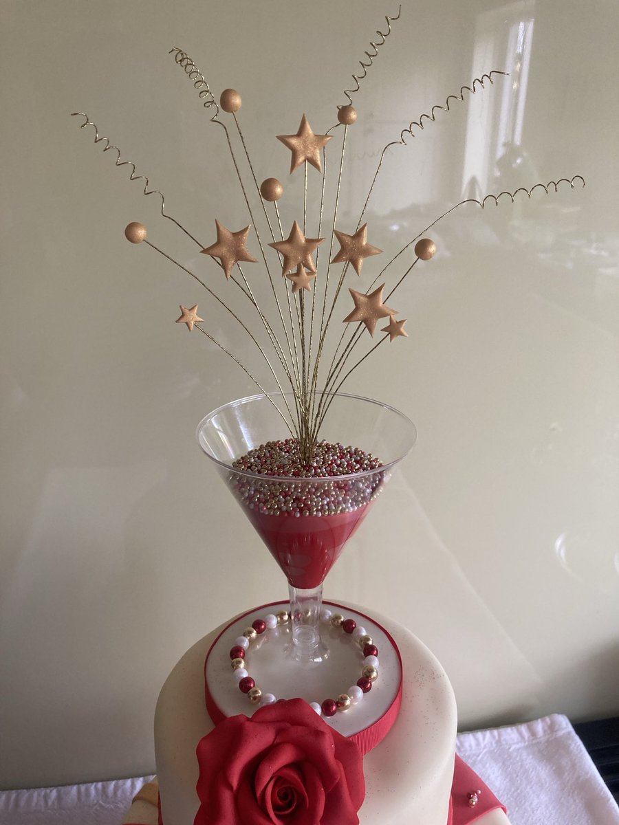 LouBcakes's tweet image. #Humidity has not been my friend the last few days, which resulted in a very late night last night! 😱 All good in the end, though not the neatest of finishes! #50th #birthday #celebration #cake